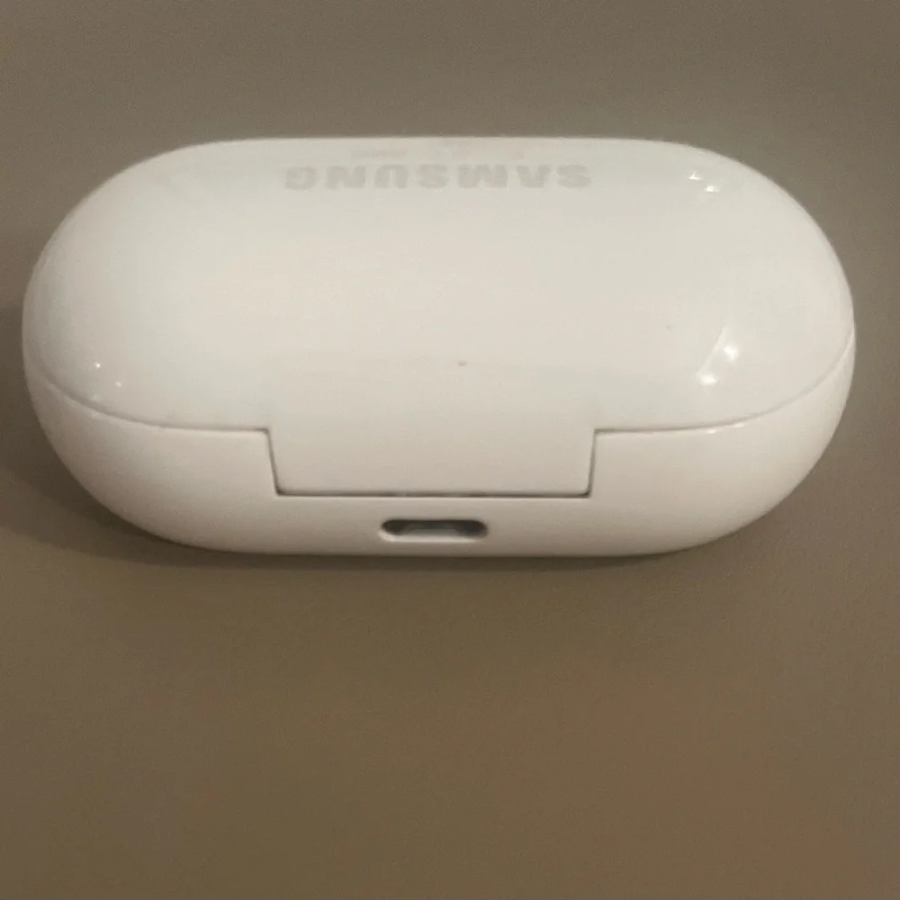Samsung White Earbuds Charging Case